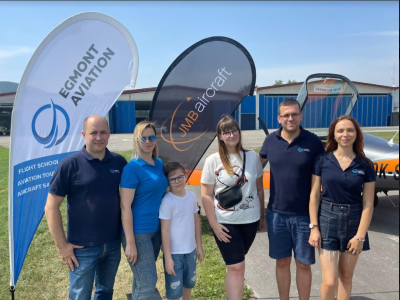 Handing over the JMB VL3 915 aircraft